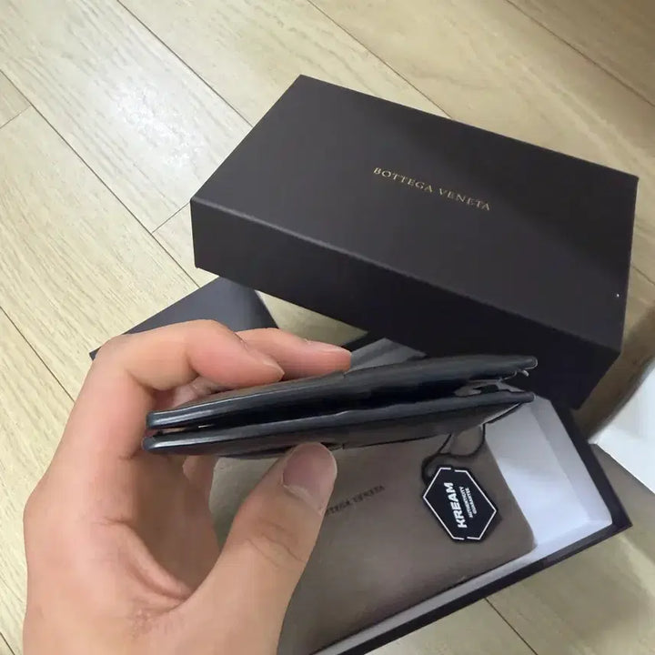 [SOLD OUT] 새상품 크림 보테가베네타 반지갑 블랙