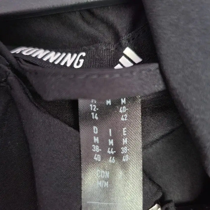 [BUNJANG] 2025년 아디다스 경량 후드 바람막이 자켓 / 2025년 아디다스 경량 후드 바람막이 자켓