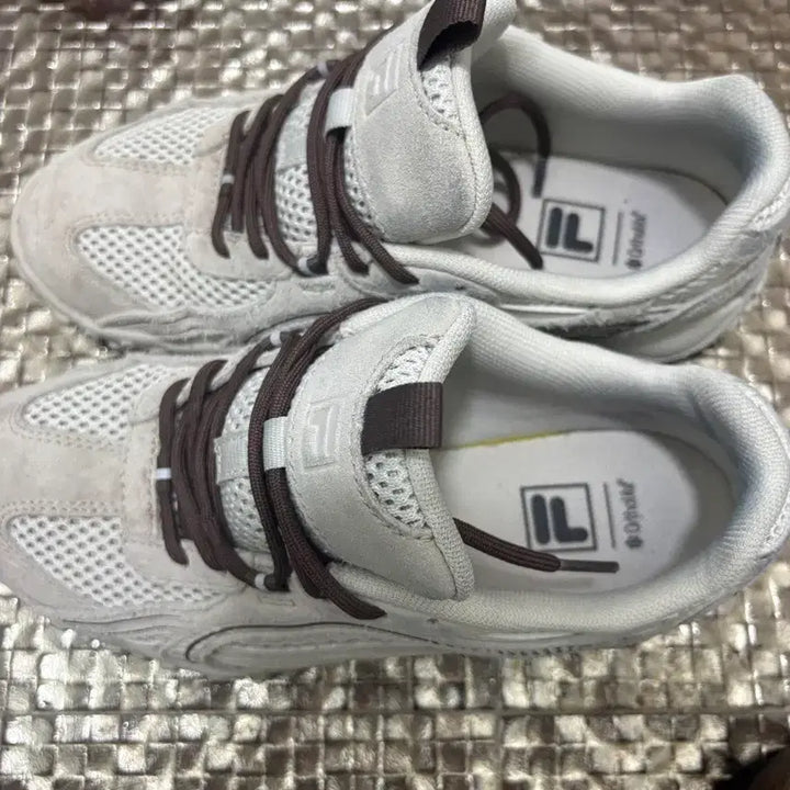 [SOLD OUT] 휠라 운동화 에샤페 크림 235