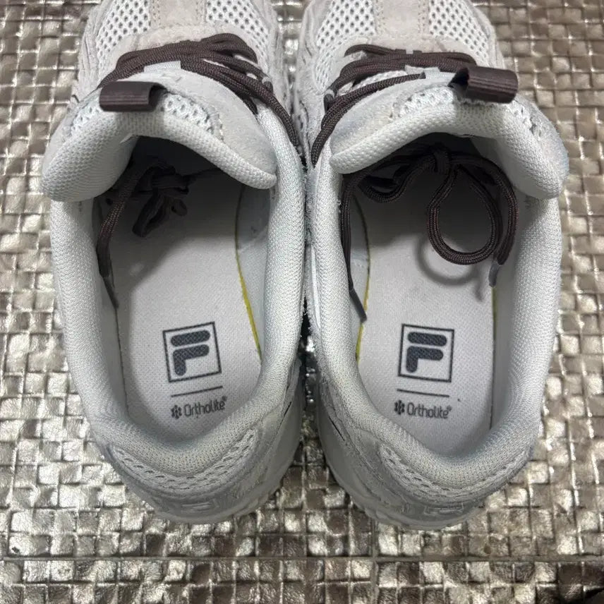 [SOLD OUT] 휠라 운동화 에샤페 크림 235
