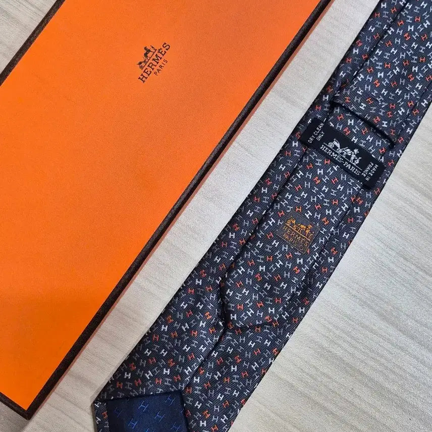 [BUNJANG] HERMES H-Pattern Silk Tie / 에르메스 HERMES H잔패턴 넥타이(그레이)