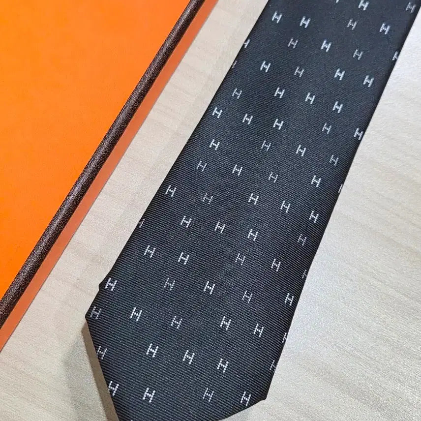 [BUNJANG] Hermes H Pattern Tie (Black) / 에르메스 H 패턴넥타이 (블랙)