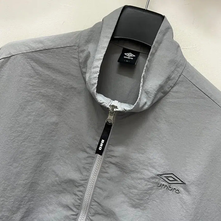 [SOLD OUT] 엄브로 클래식 웜업 바람막이 자켓 100