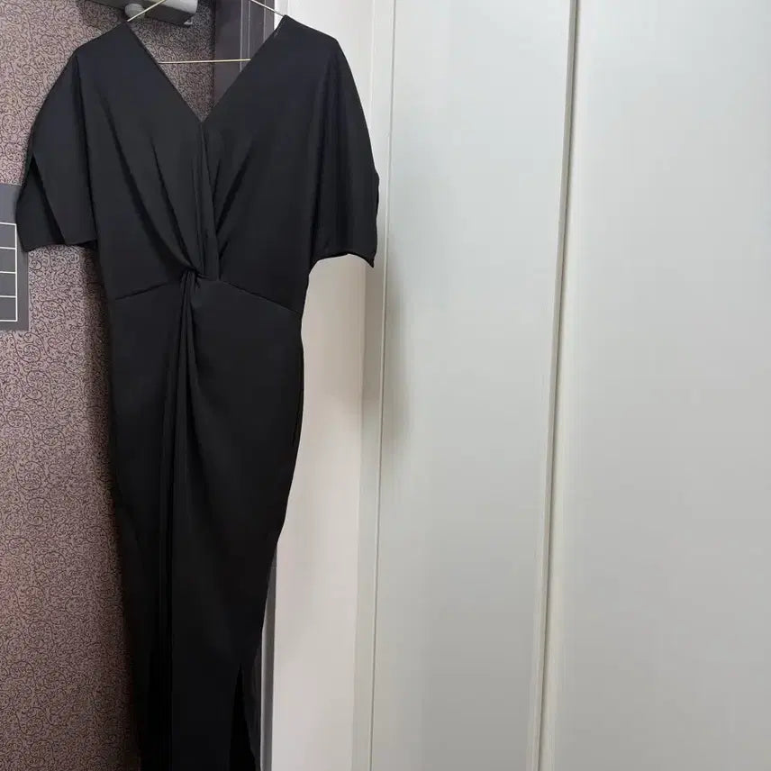[BUNJANG] KIIMA Black V-Neck Drape Long Dress / KIIMA 블랙 브이넥 꼬임 드레이핑 롱 원피스