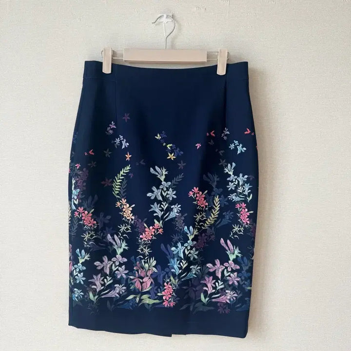 [BUNJANG] The Izzat Flower H-Line Navy Midi Skirt / (거의새거) THE IZZAT 더 아이잗 플라워 H라인 네이비 미디 스커