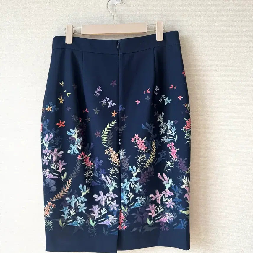 [BUNJANG] The Izzat Flower H-Line Navy Midi Skirt / (거의새거) THE IZZAT 더 아이잗 플라워 H라인 네이비 미디 스커