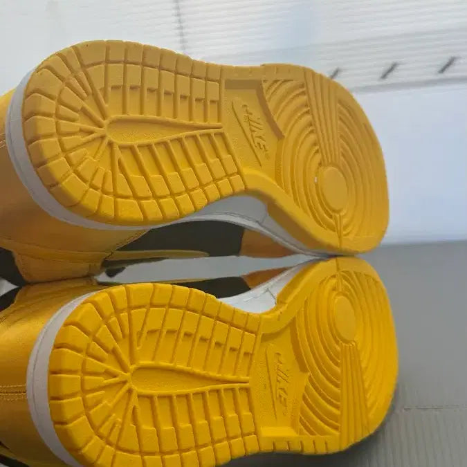 [BUNJANG] Nike Dunk High Yellow/Black Sneakers / 새상품) 나이키 덩크 하이 옐로우/블랙 230mm