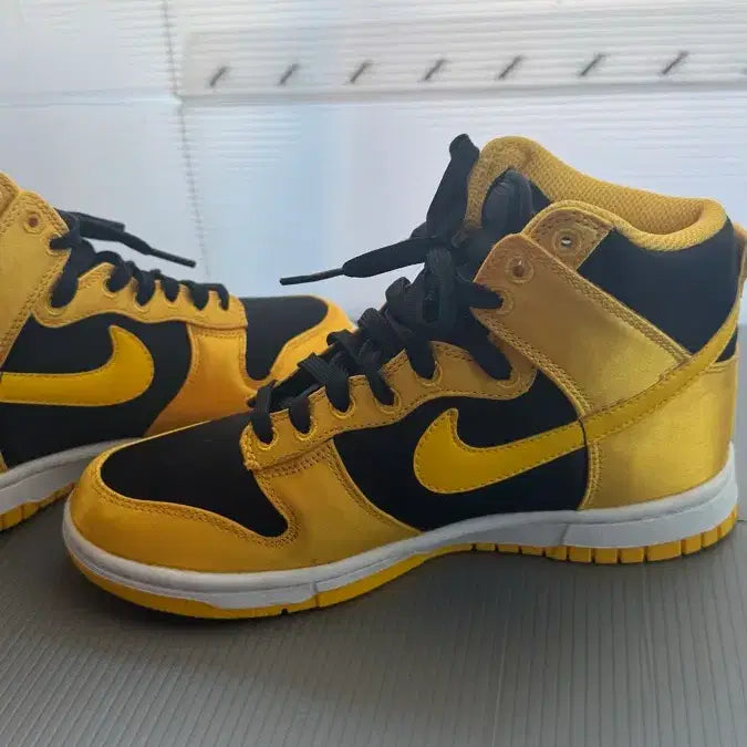 [BUNJANG] Nike Dunk High Yellow/Black Sneakers / 새상품) 나이키 덩크 하이 옐로우/블랙 230mm