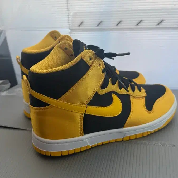 [BUNJANG] Nike Dunk High Yellow/Black Sneakers / 새상품) 나이키 덩크 하이 옐로우/블랙 230mm