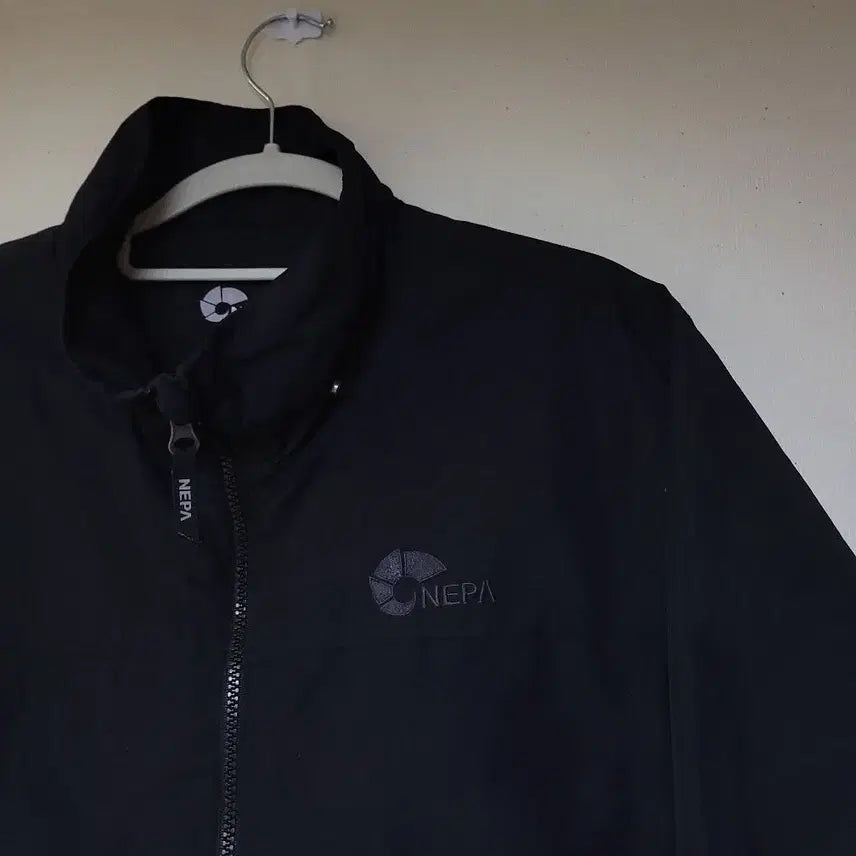 [BUNJANG] Nepa Evolution Black Windbreaker Jacket (Size 95/M) / 네파 에볼루션 블랙 바람막이 자켓 (사이즈95/M)