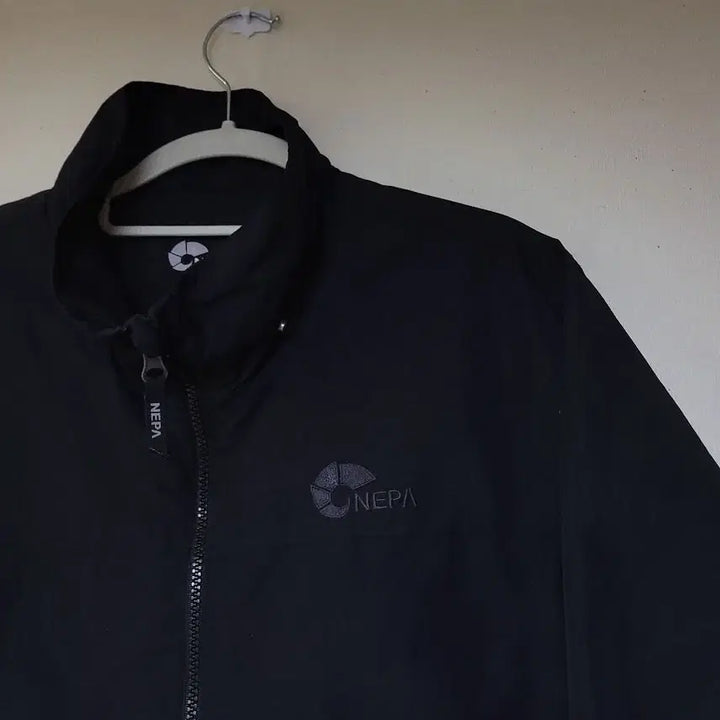 [BUNJANG] Nepa Evolution Black Windbreaker Jacket (Size 95/M) / 네파 에볼루션 블랙 바람막이 자켓 (사이즈95/M)