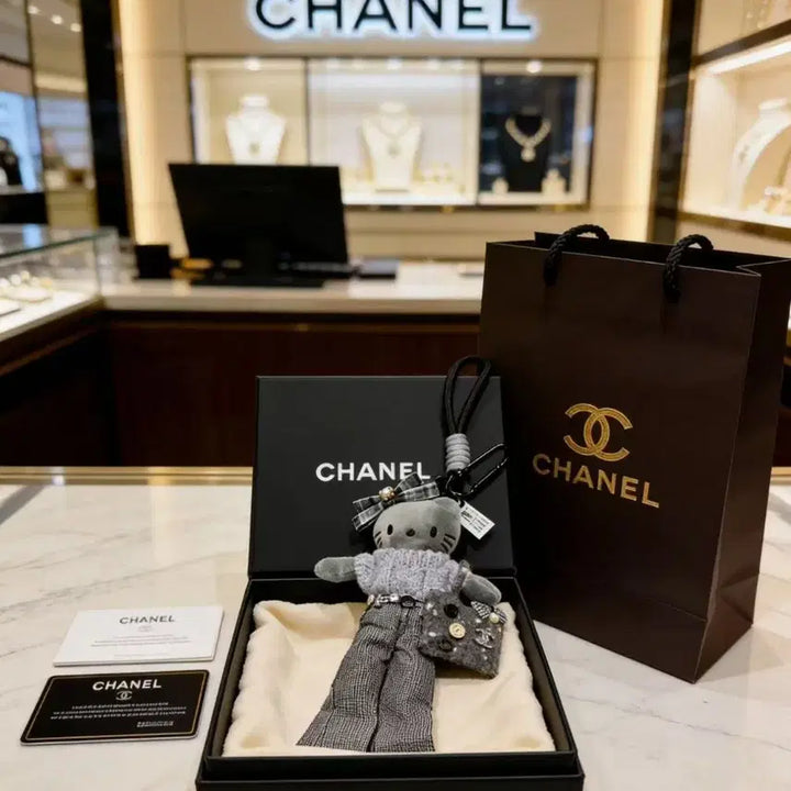 [SOLD OUT] 샤넬 안개 회색 헬로키티 키링 키홀더 차 키링 가방 액세서리