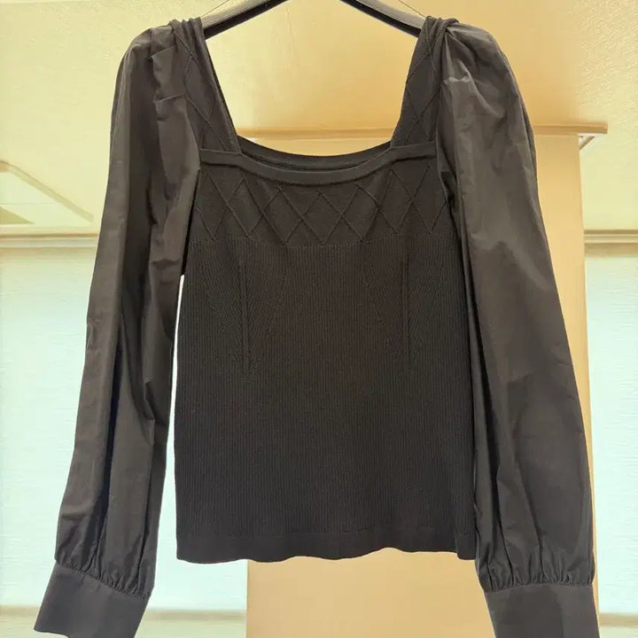 [SOLD OUT] 듀엘 블랙 스퀘어넥 퍼프소매 니트