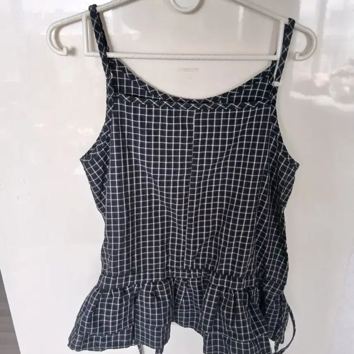 [SOLD OUT] 체크 끈나시 블라우스 페플럼 스타일