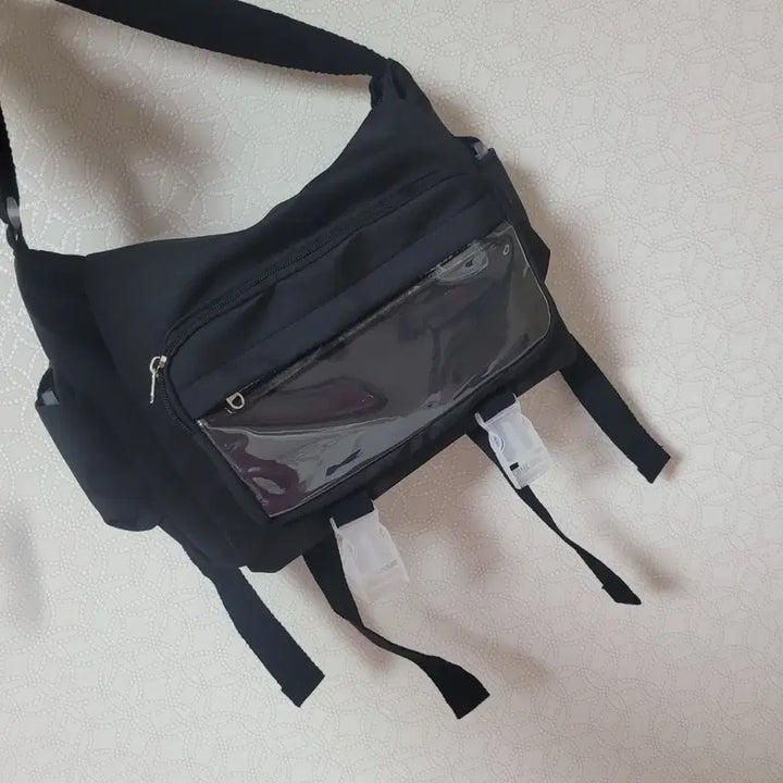 [BUNJANG] Black Ita Bag with Badge and Mini Doll / (새상품) 굿즈 뱃지 미니 가방 인형 검은 이타백 블랙
