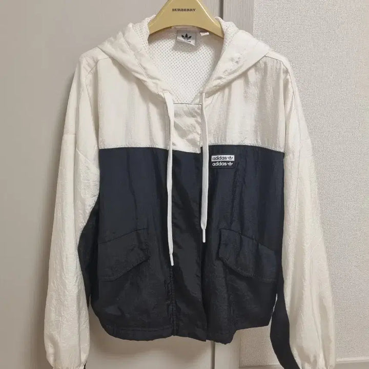 [BUNJANG] Adidas Originals Hooded Windbreaker Jacket White Black / 아디다스 오리지널스 후드 바람막이 화이트 블랙