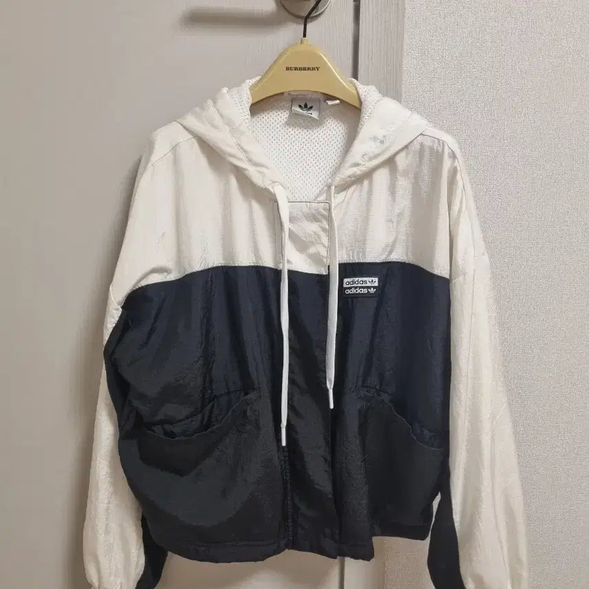 [BUNJANG] Adidas Originals Hooded Windbreaker Jacket White Black / 아디다스 오리지널스 후드 바람막이 화이트 블랙