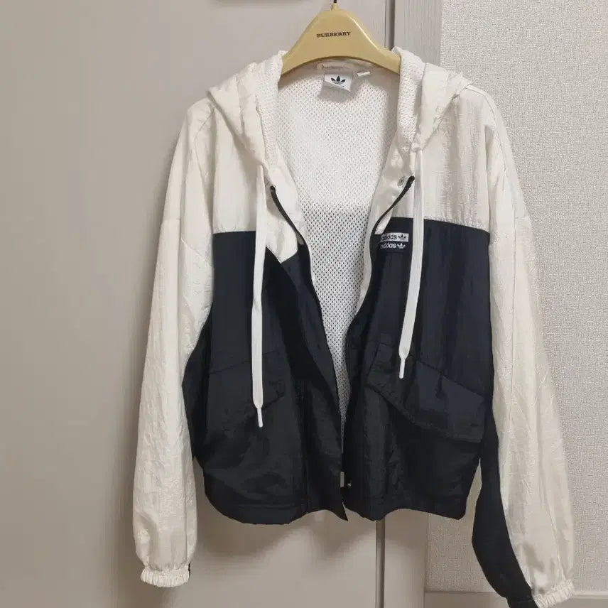 [BUNJANG] Adidas Originals Hooded Windbreaker Jacket White Black / 아디다스 오리지널스 후드 바람막이 화이트 블랙