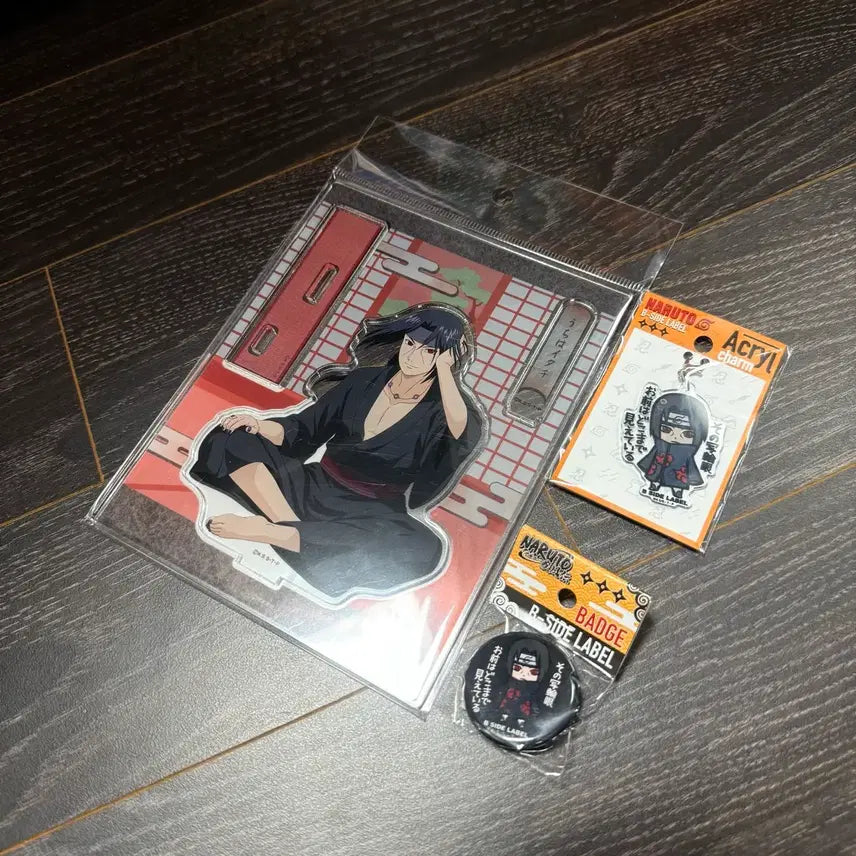 [SOLD OUT] 나루토 우치하 이타치 아크릴 스탠드 + 비사이드라벨 키링 뱃지 미개봉