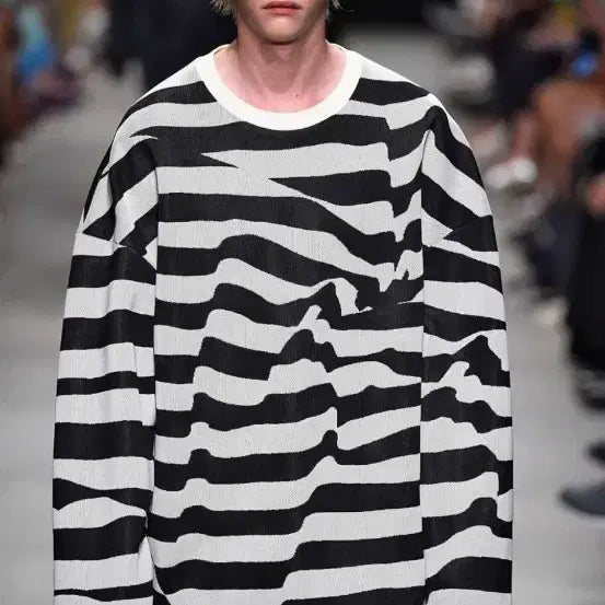 [SOLD OUT] 준지 16ss 컬렉션 비대칭 스트라이프 지브라 니트