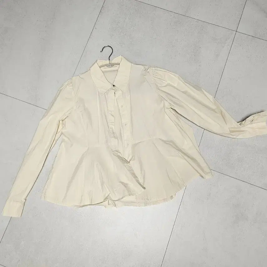 [BUNJANG] Til I Die Cream Flare Blouse / 틸아이다이 크림 플레어 블라우스