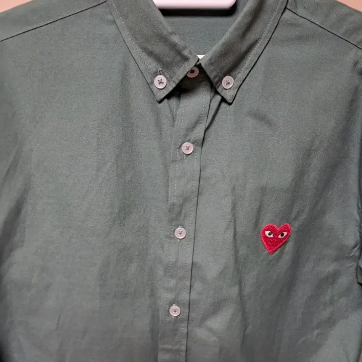 [SOLD OUT] 꼼데가르송 플레이 레드 하트 카키 셔츠 XXL(105)
