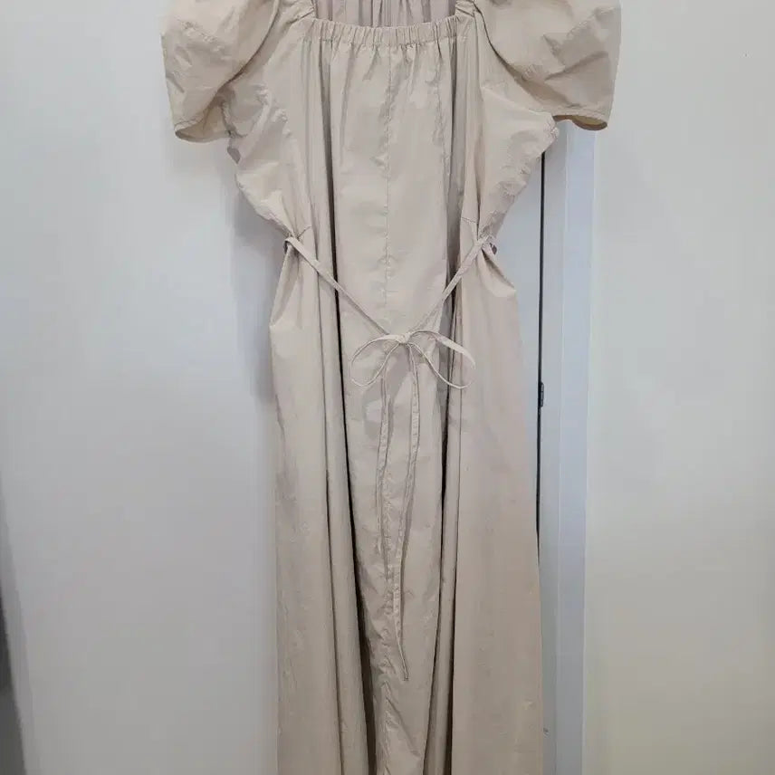 [BUNJANG] Etmont Puff Sleeve Dress Beige Long Dress / 에트몽 라인 디테일 퍼프소매 드레스롱원피스 베이지 55~77 프리사이즈