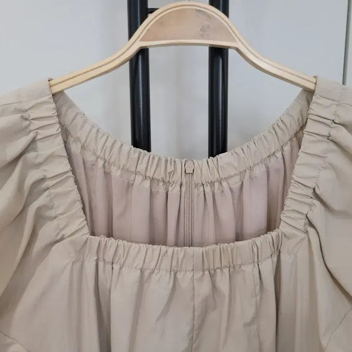 [BUNJANG] Etmont Puff Sleeve Dress Beige Long Dress / 에트몽 라인 디테일 퍼프소매 드레스롱원피스 베이지 55~77 프리사이즈