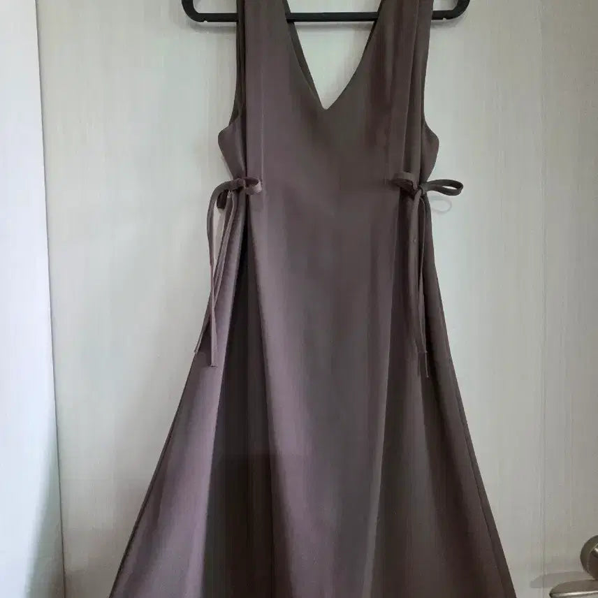 [BUNJANG] Brown V-neck Ribbon Sleeveless Dress / 브라운 브이넥 리본끈 민소매 원피스