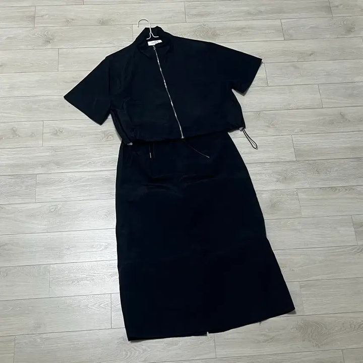 [SOLD OUT] 가격안내림/ 데일리룩 반팔집업자켓+뒷트임허리밴딩스커트 셋업