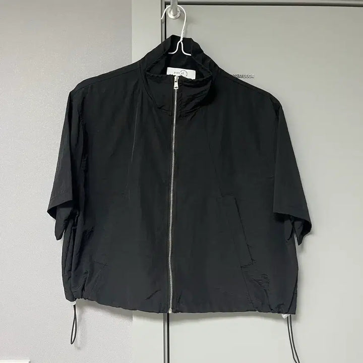 [SOLD OUT] 가격안내림/ 데일리룩 반팔집업자켓+뒷트임허리밴딩스커트 셋업