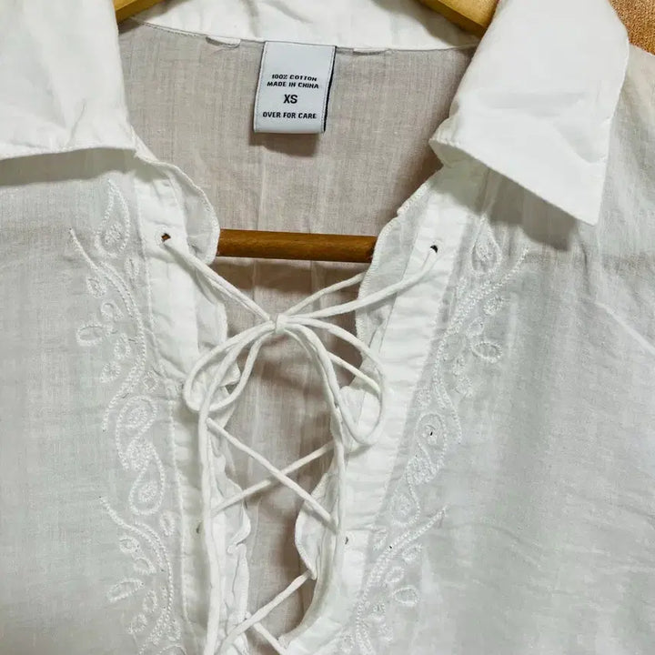 [BUNJANG] Abercrombie Embroidered White Shirt / 아베크롬비 자수셔츠