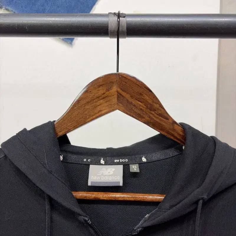 [SOLD OUT] (95) 뉴발란스 여성 캐주얼 자수 크롭 후드집업 자켓