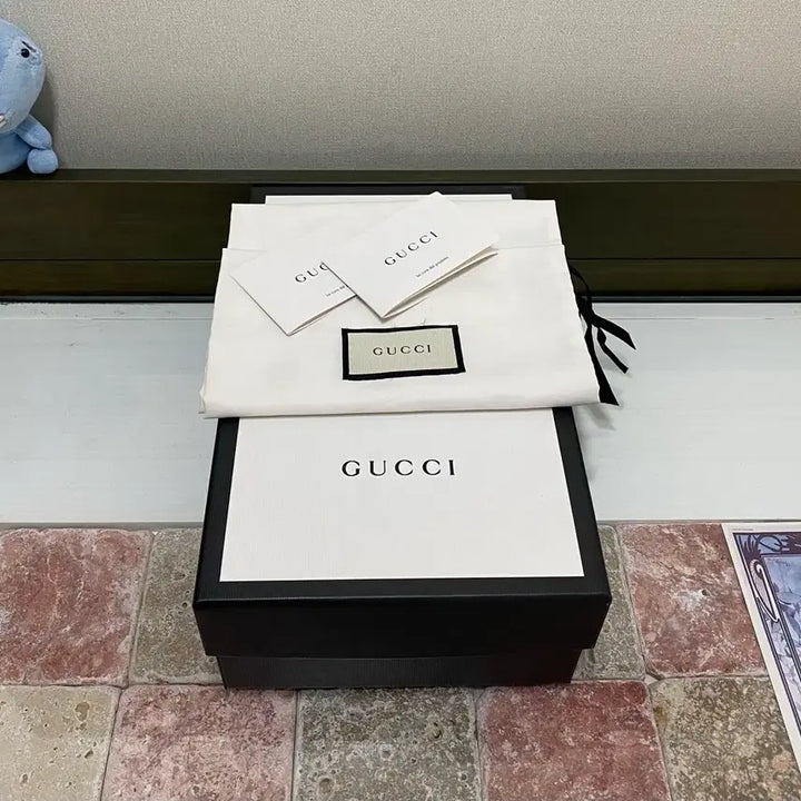 [BUNJANG] Gucci Shoe Box Set with Dust Bag, Inserts, and Booklet / 구찌 신발 박스 + 더스트 + 속지 + 북렛