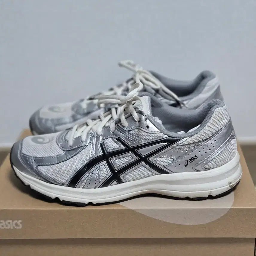 [SOLD OUT] 아식스 조그 100S 화이트 블랙 (265)