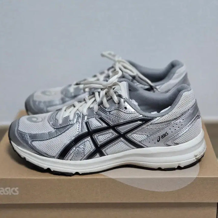 [SOLD OUT] 아식스 조그 100S 화이트 블랙 (265)