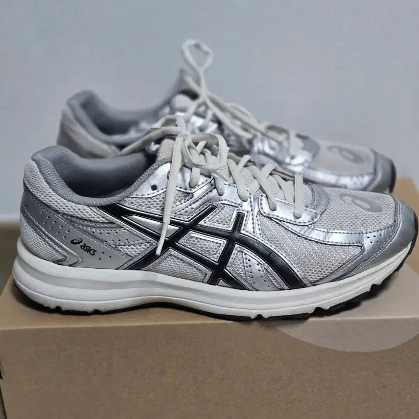 [SOLD OUT] 아식스 조그 100S 화이트 블랙 (265)