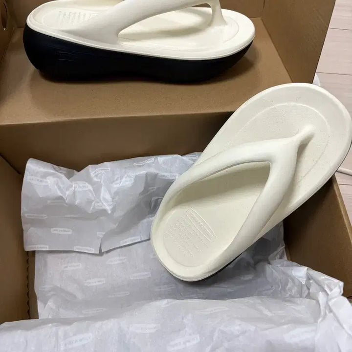 [BUNJANG] To&amp;To Zerovity Plumpy Creamy Black Slippers / 토앤토 Zerovity Plumpy 크리미 블랙