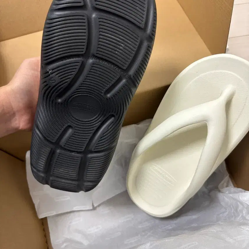 [BUNJANG] To&amp;To Zerovity Plumpy Creamy Black Slippers / 토앤토 Zerovity Plumpy 크리미 블랙