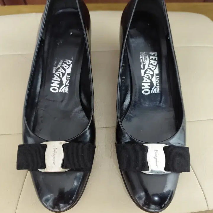 [SOLD OUT] 페라가모 블랙 리본 여성 펌프스 5D