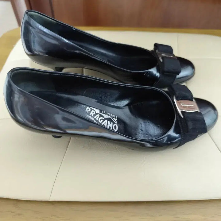[SOLD OUT] 페라가모 블랙 리본 여성 펌프스 5D