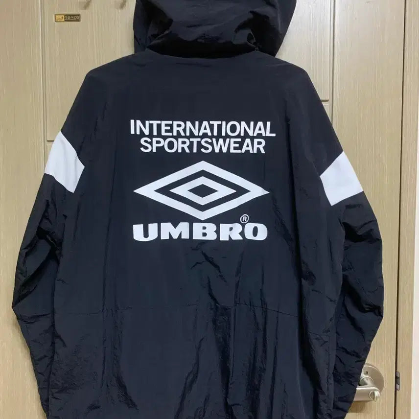 [SOLD OUT] 엄브로 블랙 바람막이 후드 자켓
