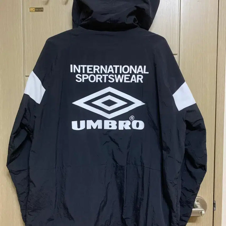 [SOLD OUT] 엄브로 블랙 바람막이 후드 자켓