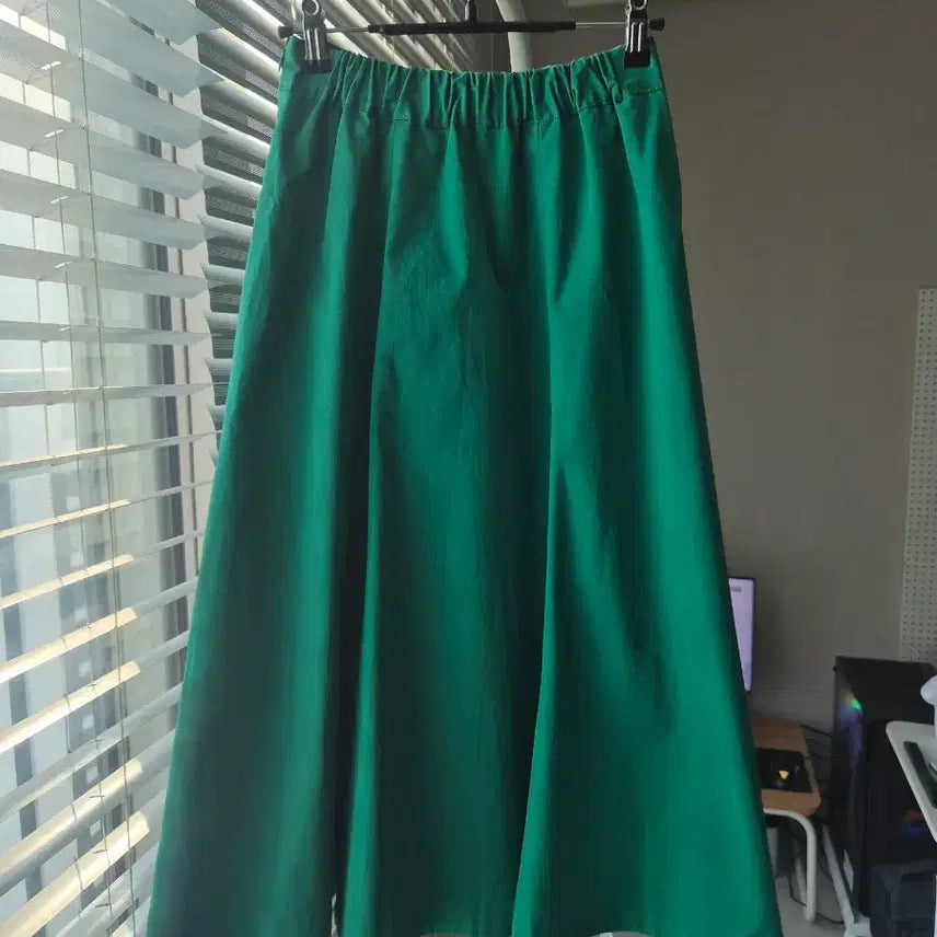 [BUNJANG] Deep Green Flare Skirt with Back Banding / 딥그린 플레어 뒷밴딩 롱 스커트 S 55