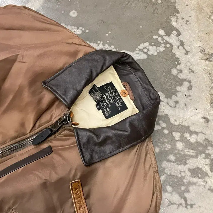 [SOLD OUT] 아비렉스 크롭 항공 점퍼 브라운