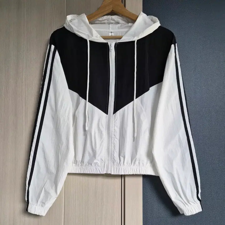 [BUNJANG] Colorblock Cropped Windbreaker Hoodie Zip-Up / [새상품] 배색 크롭 바람막이 후드집업 / 요즘핏 / 데일리