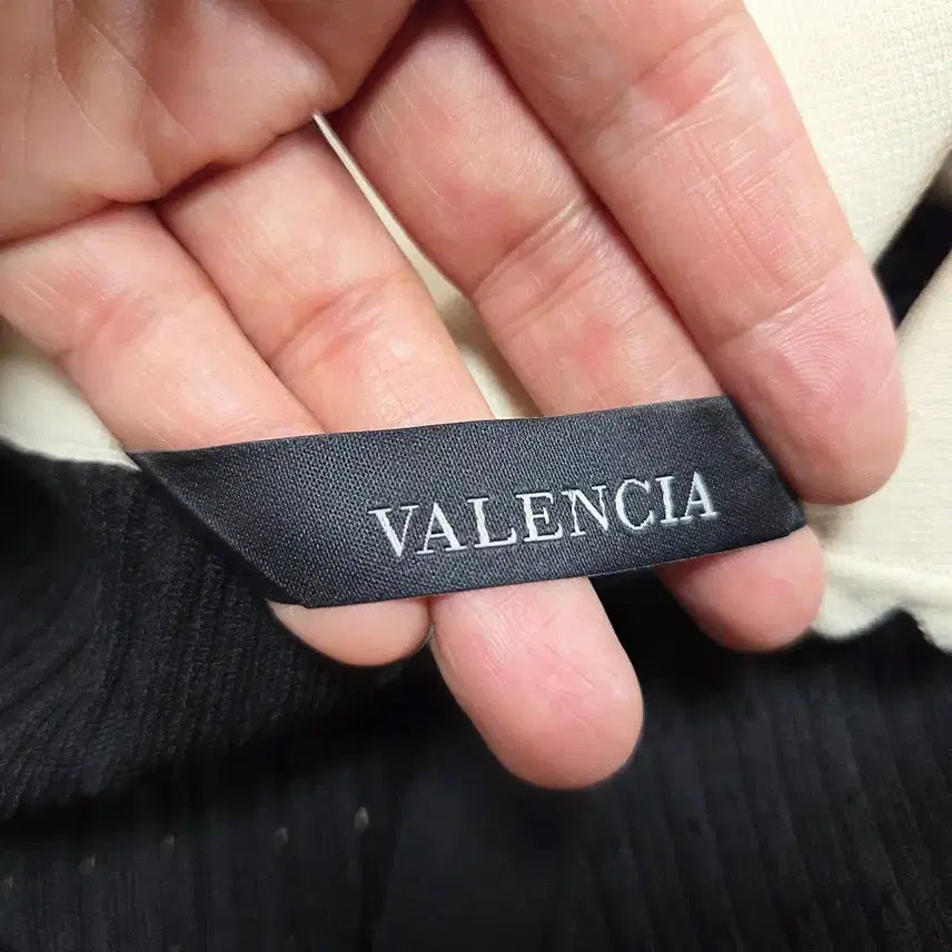 [BUNJANG] VALENCIA Gold Button Knit Dress / 발렌시아(VALENCIA) 골드버튼 니트원피스 55-66 새상품