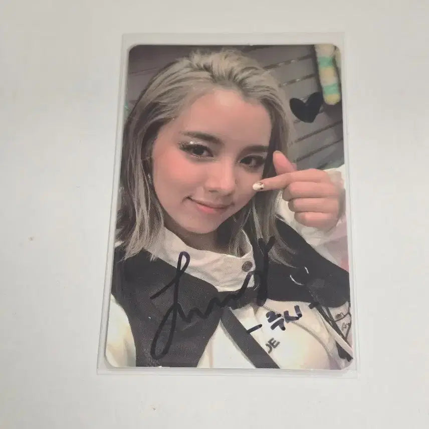 [SOLD OUT] wooah 우아 루시 싸인 포카 포토카드 양도