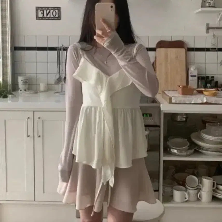 [BUNJANG] oinii Petal Halter Blouse - Ivory / [oinii]오이니 petal halter blouse 아이보리