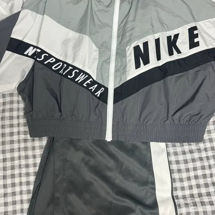 [BUNJANG] Nike Sportswear Windbreaker Jacket Gray / 나이키 스포츠웨어 바람막이 자켓 그레이